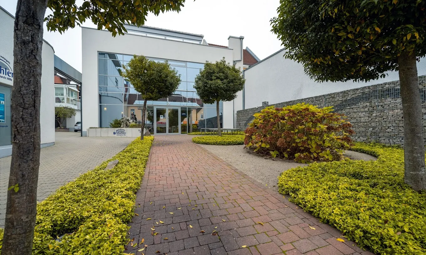 Der begrünte Vorplatz von Mechler Bestattungen in Bühl