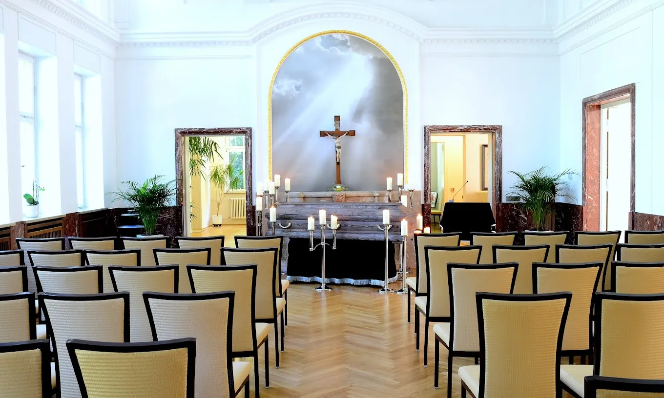 Die Abschiedskapelle von Streidt Bestattungen mit Stuhlreihen und Altar