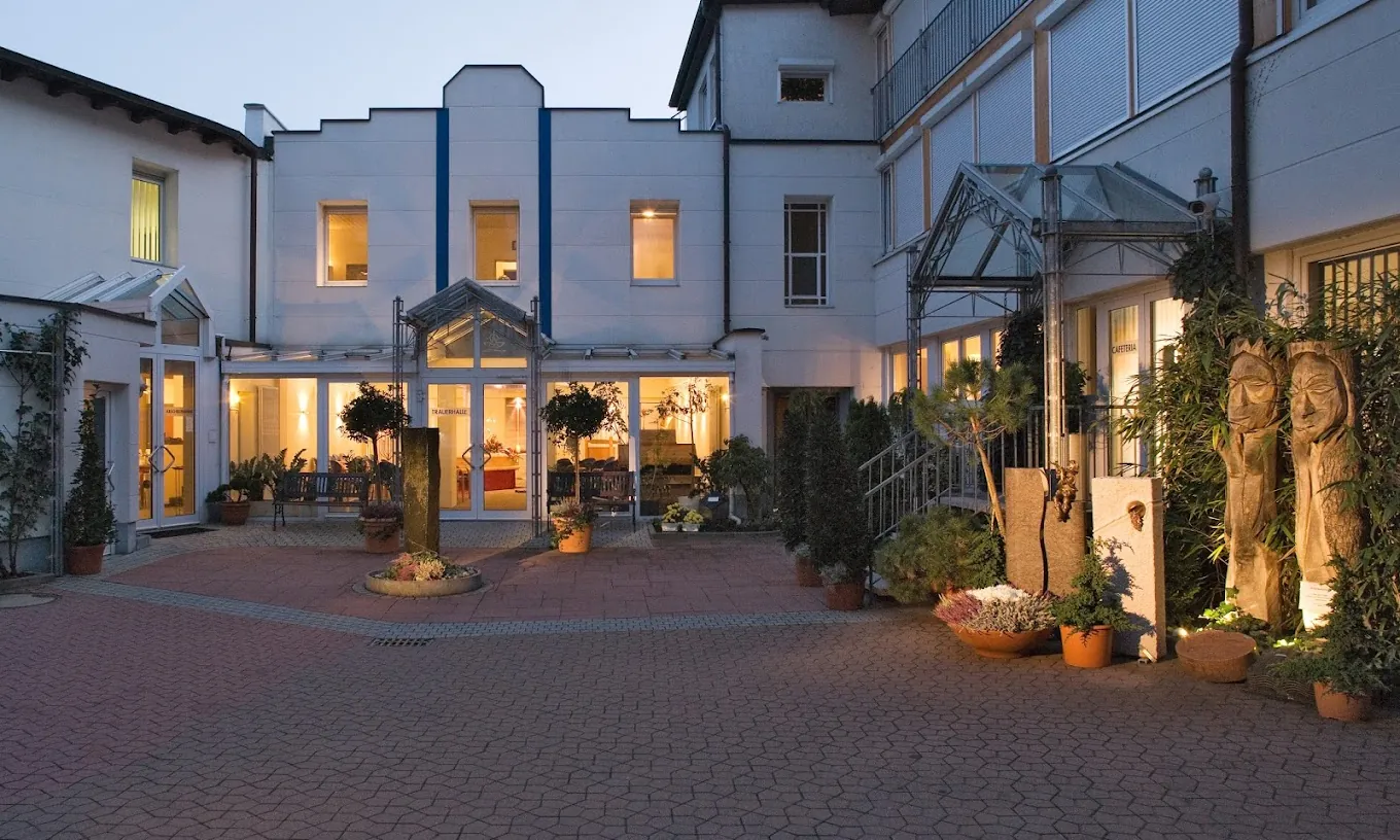 Das beleuchtete Haus der Trauerhilfe Stier in Karlsruhe am Abend